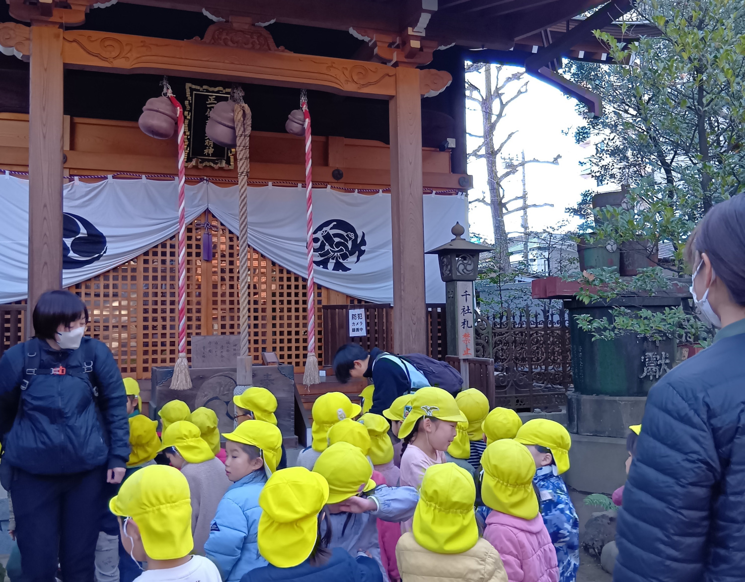 氷川神社でお参りをする子どもたち