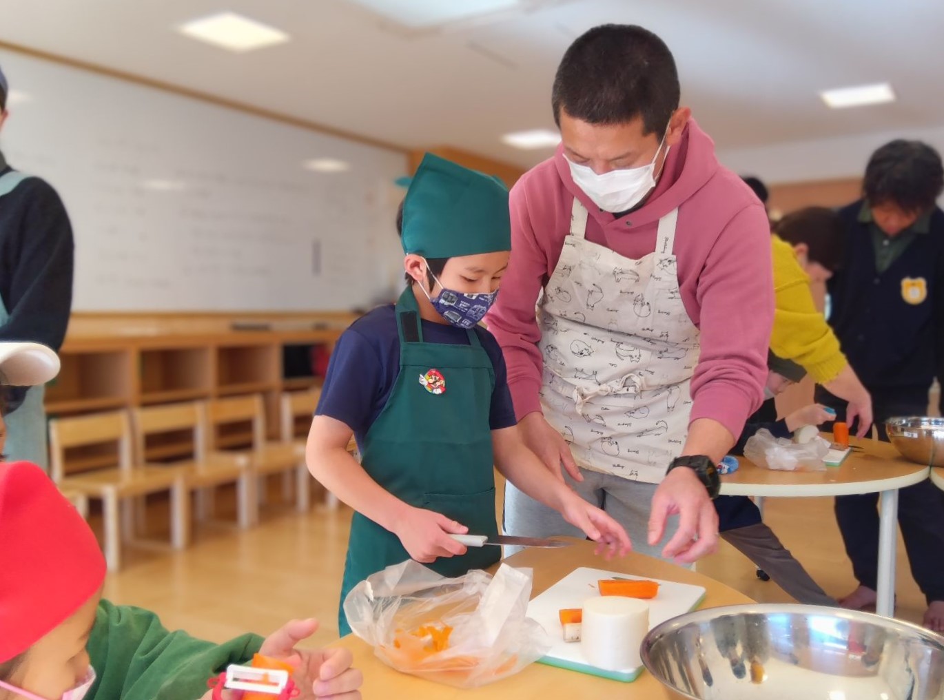 「豚汁」づくりに取り組む子どもたちの様子