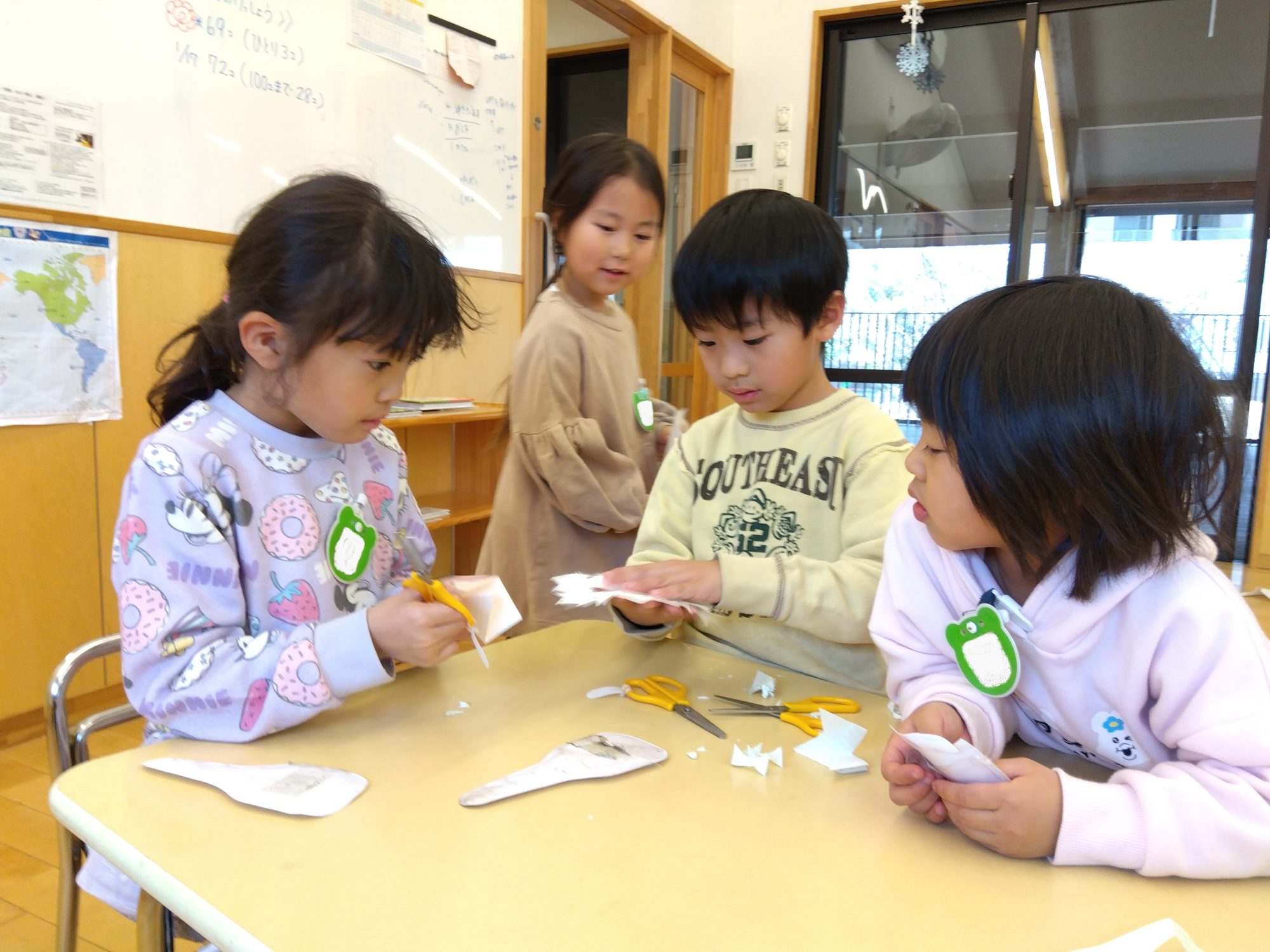 ゆきの結晶をつくるこどもたち