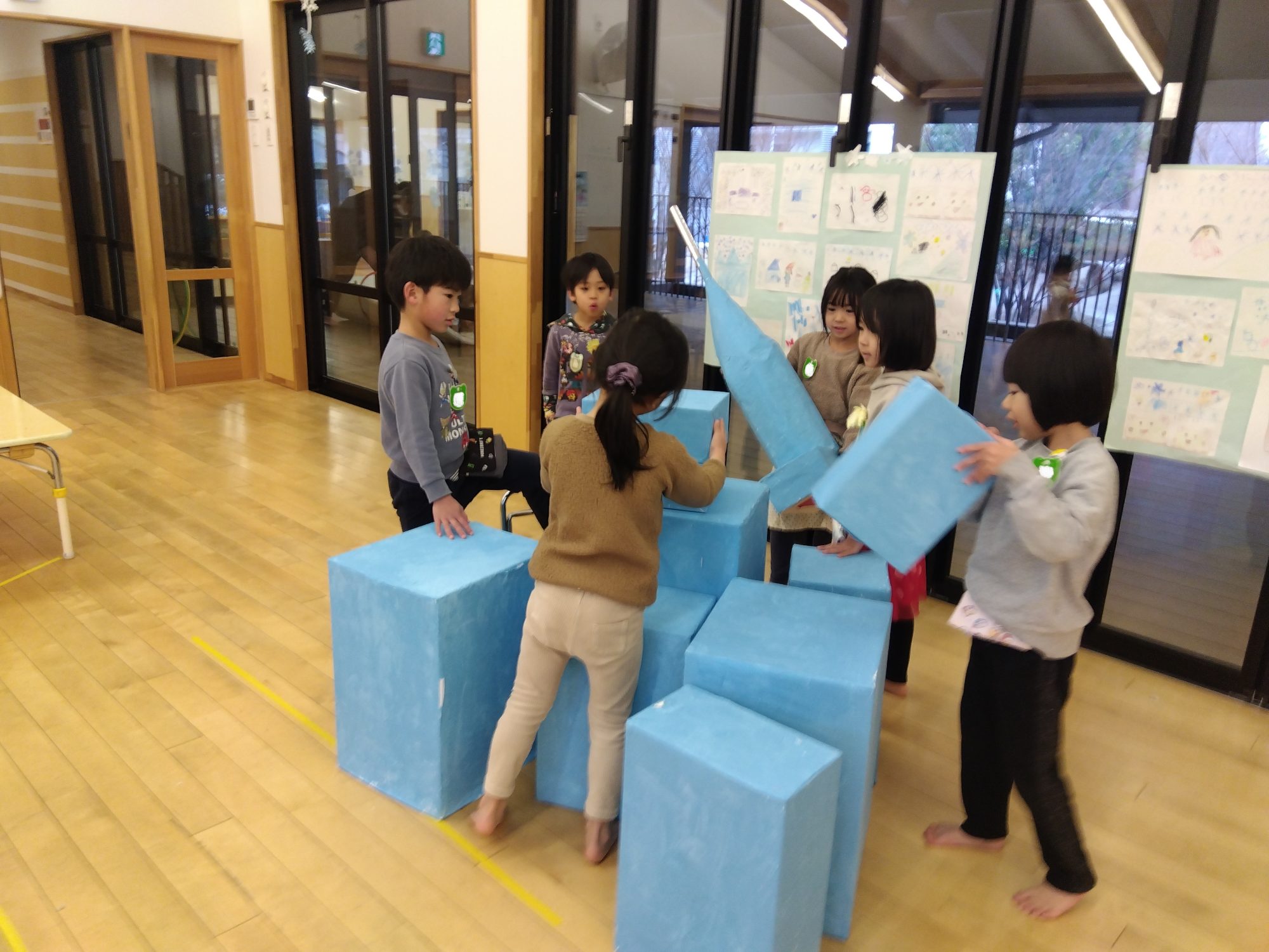 段ボールでお城を作るこどもたち