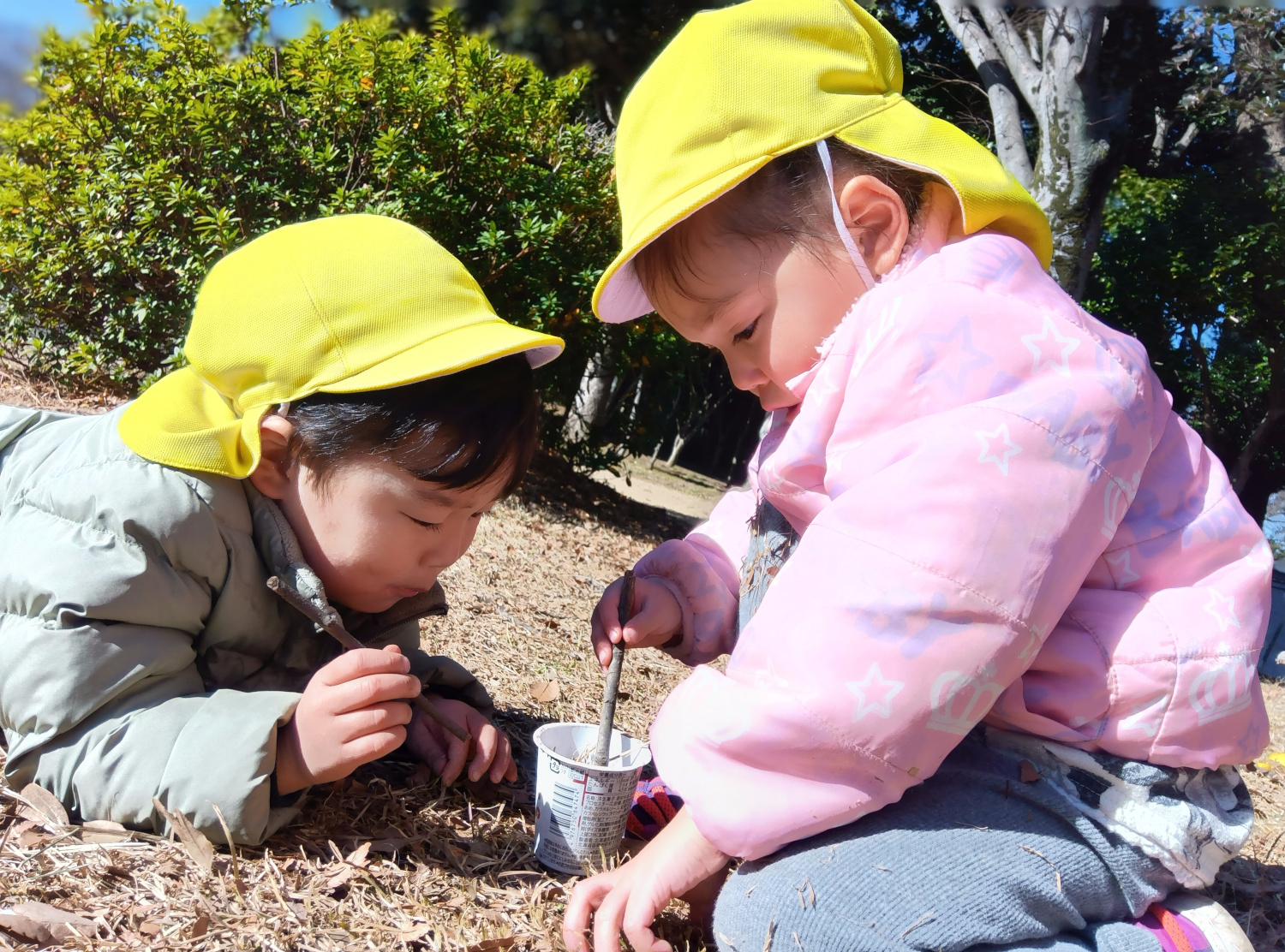 公園で遊ぶ子どもたち
