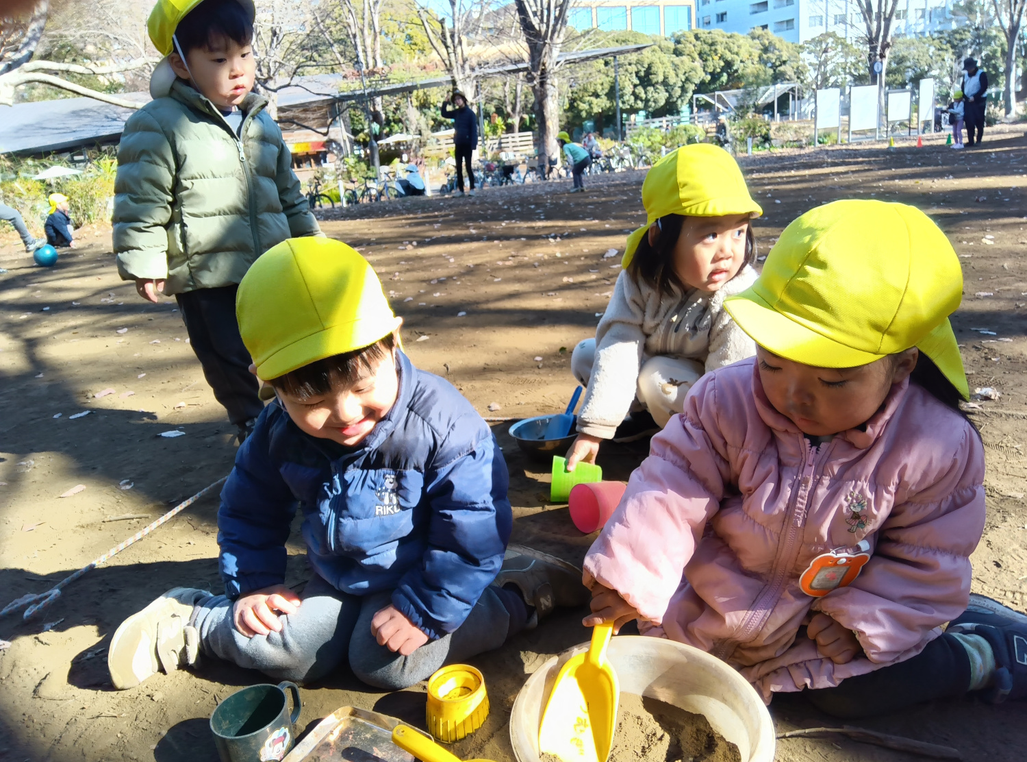 砂遊びをする子どもたち