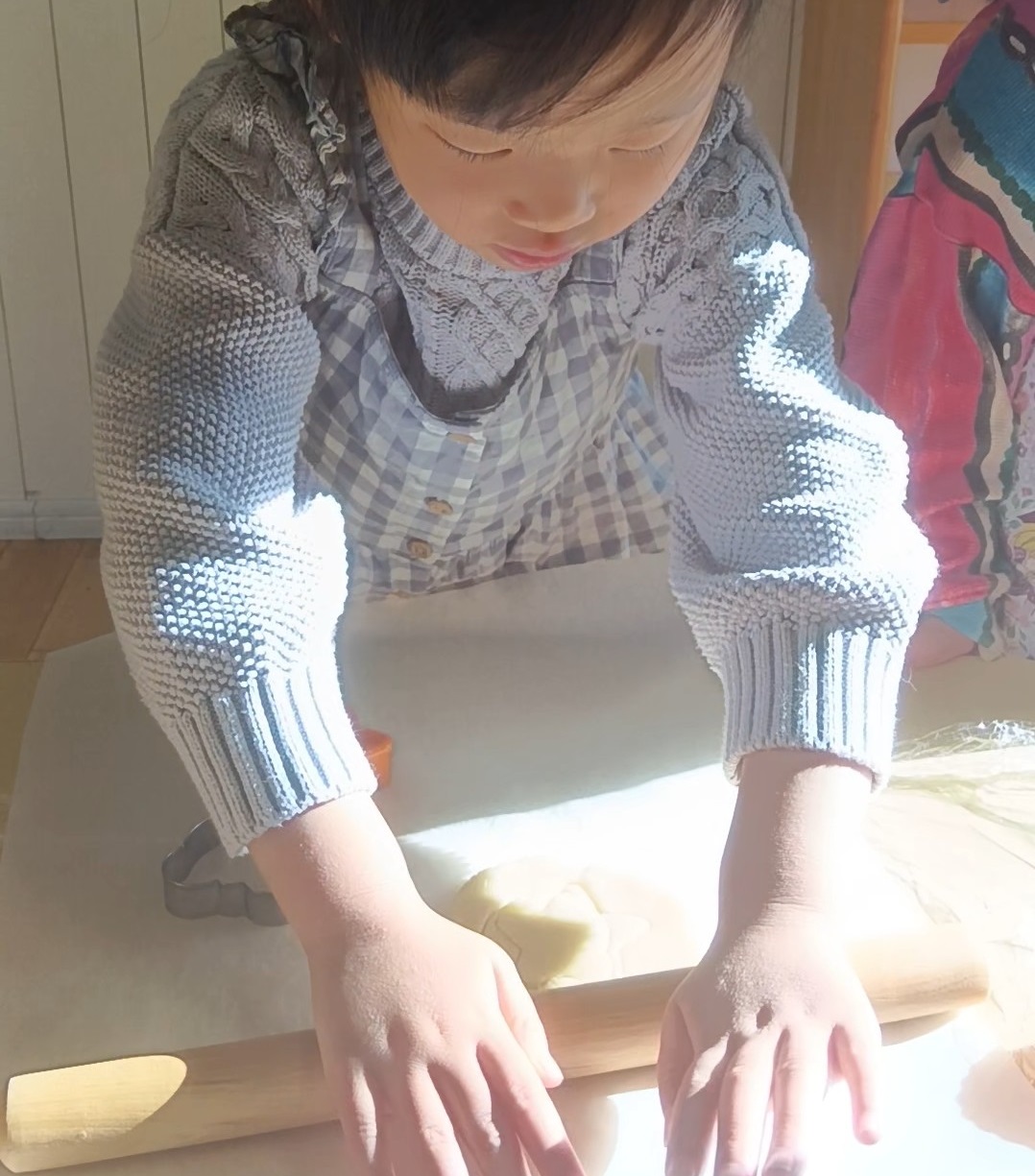 クッキー生地をのばす子ども