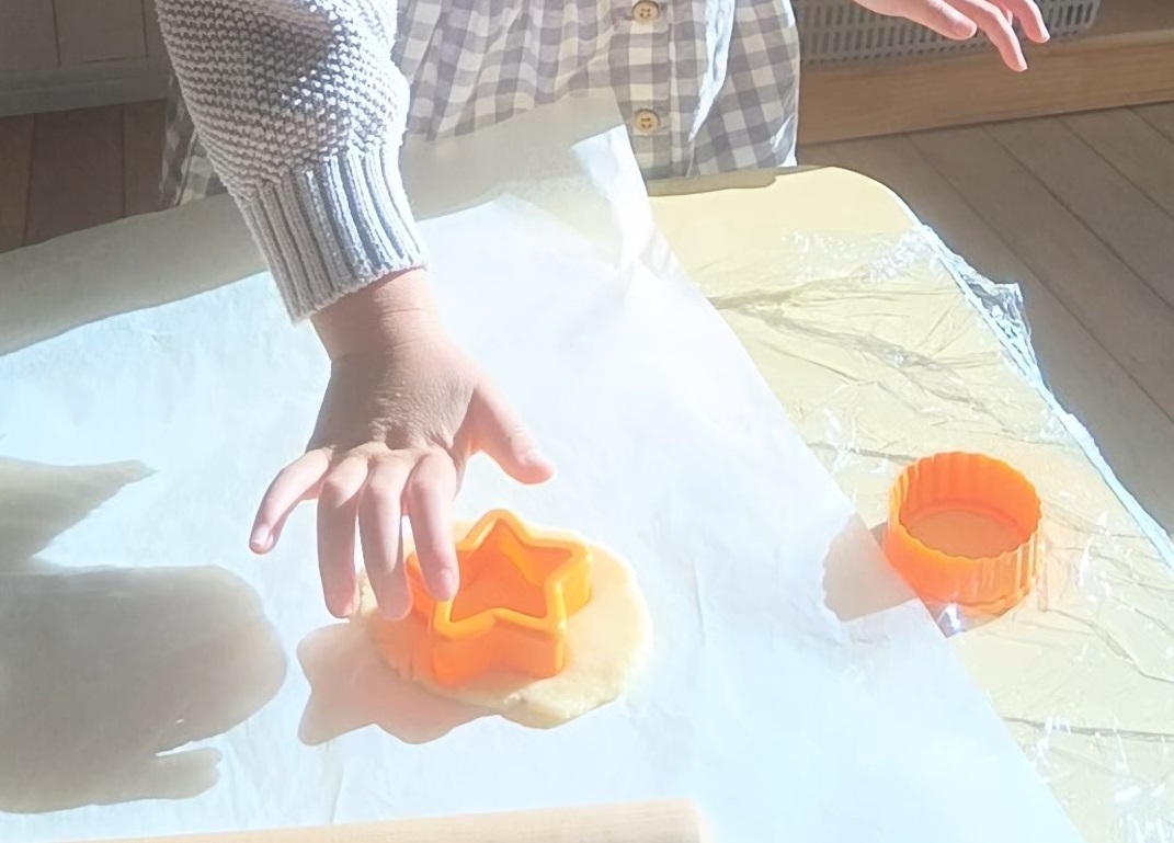 クッキーの型抜きをする子ども