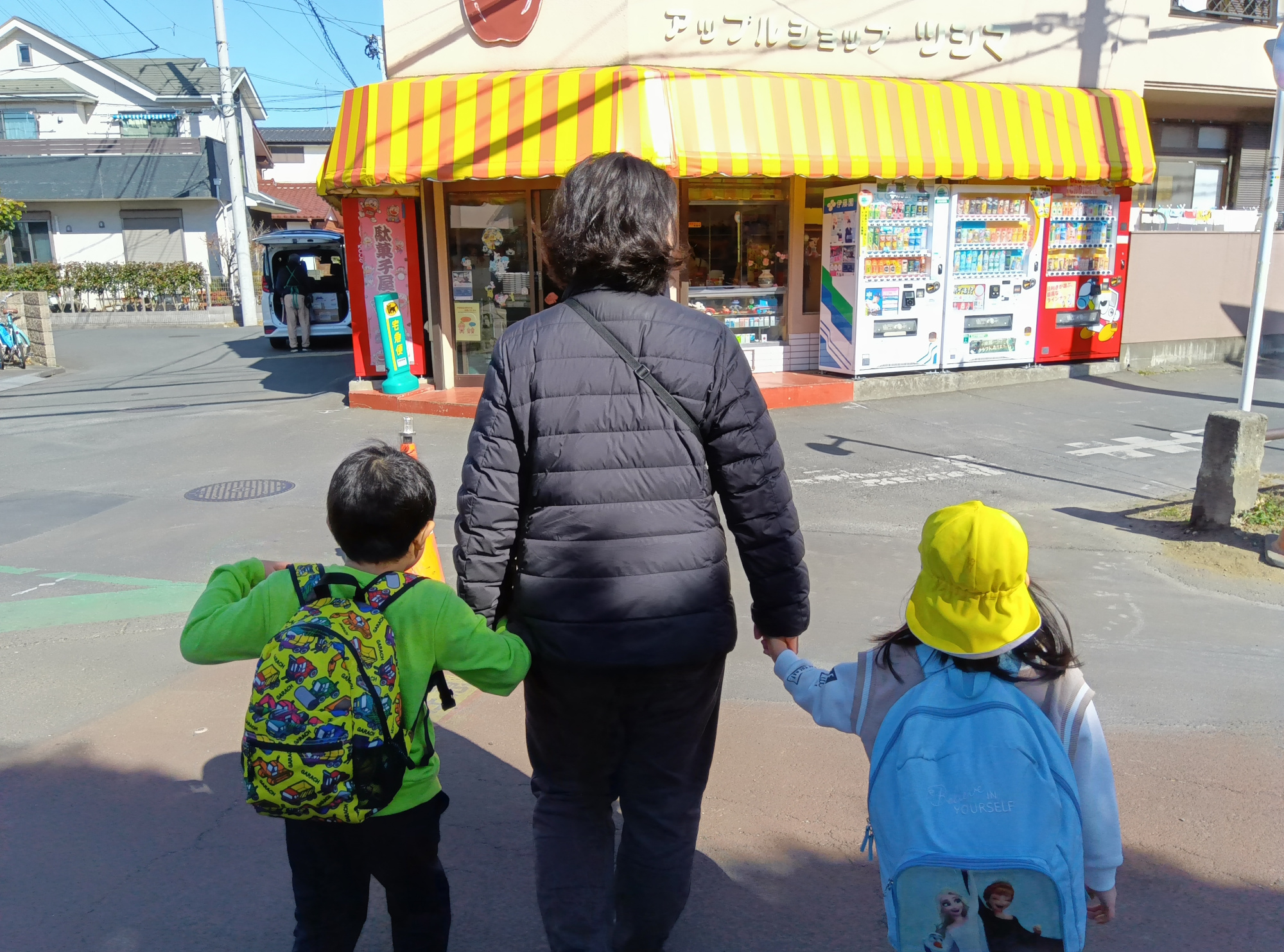 駄菓子屋に向かう子どもと職員の様子
