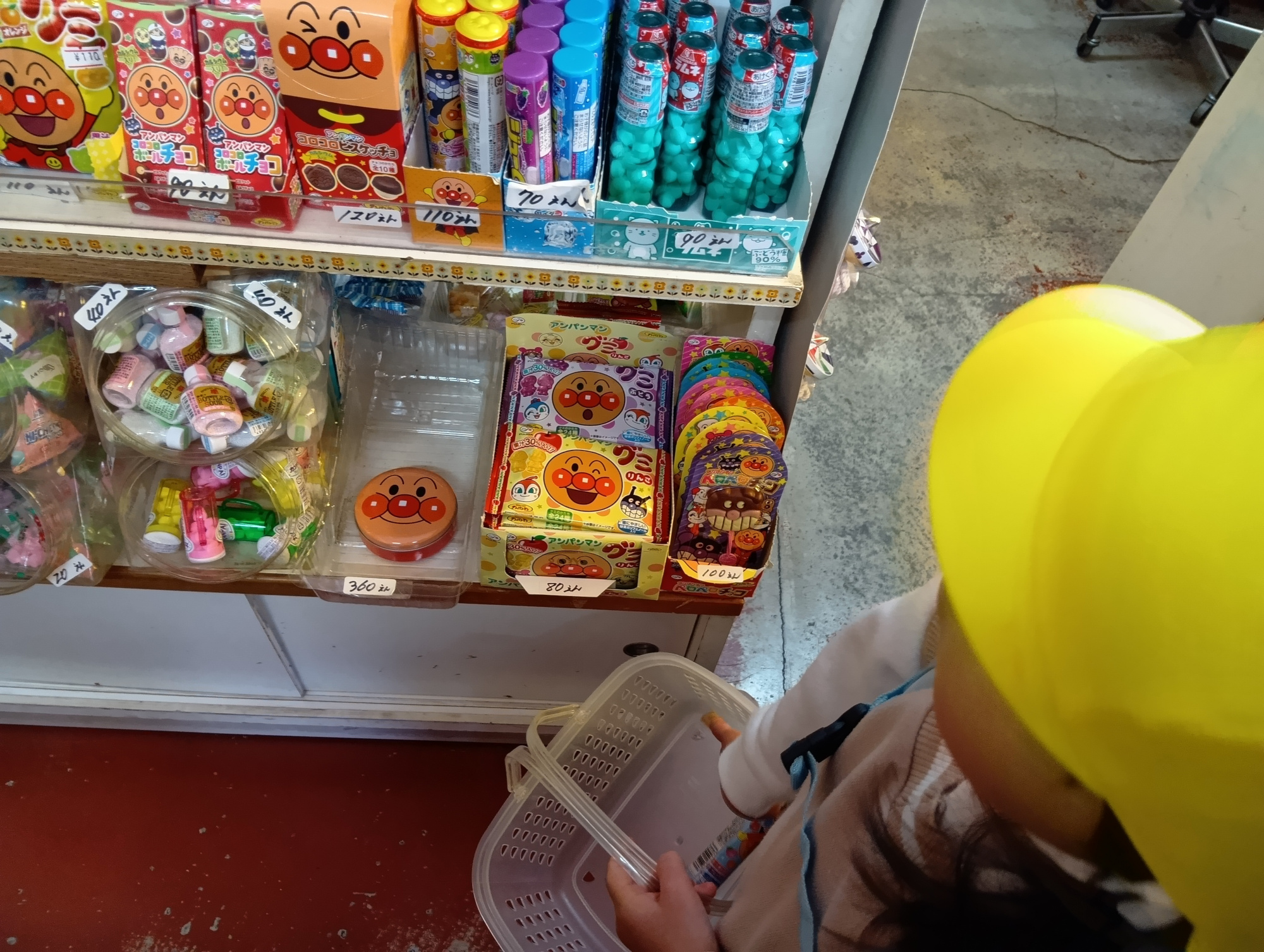 駄菓子を選ぶ子どもの様子