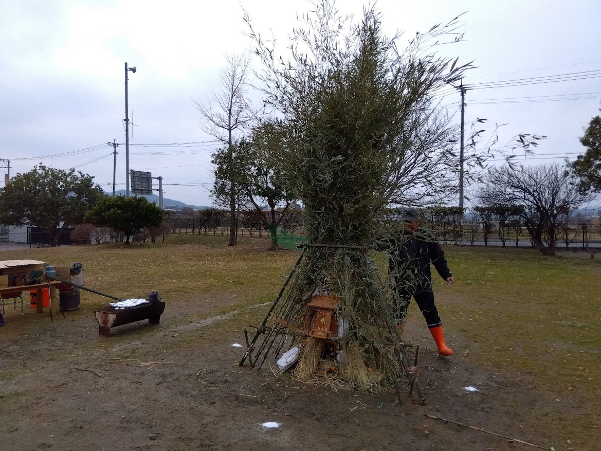 どんど焼きを体験するこどもたちの様子