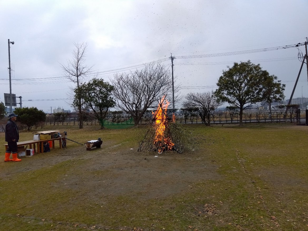 どんど焼きを体験するこどもたちの様子