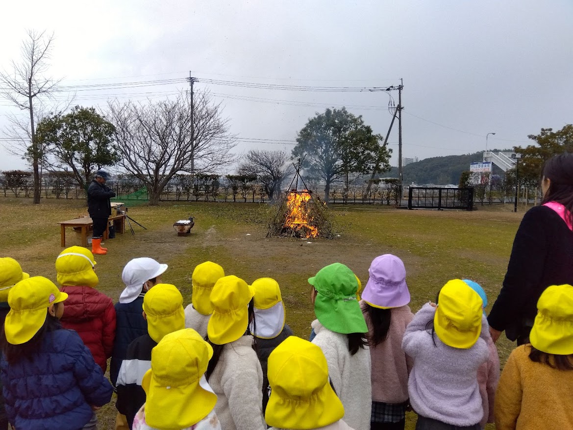 どんど焼きを体験するこどもたちの様子