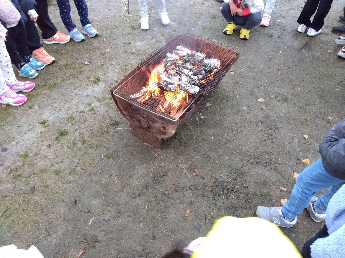 どんど焼きを体験するこどもたちの様子