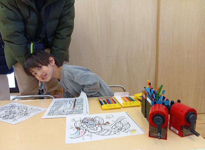 色鉛筆で塗り絵をする子ども