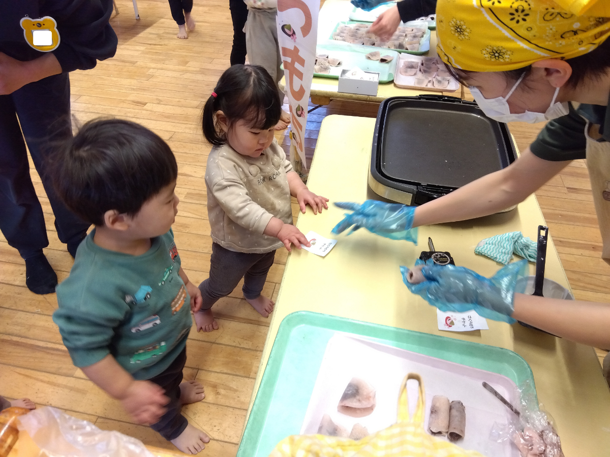桜餅の購入体験をする子ども