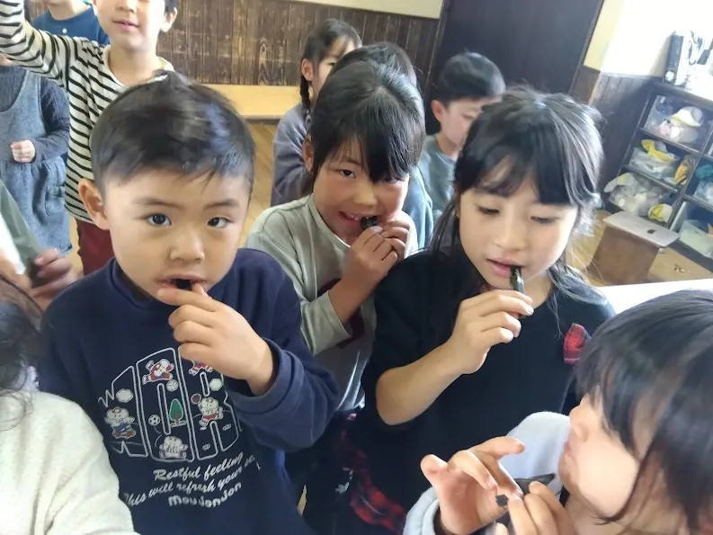 昆布を食べる子どもたち