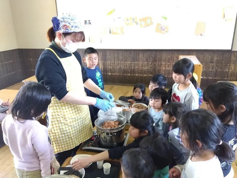 鍋を大勢で囲む様子