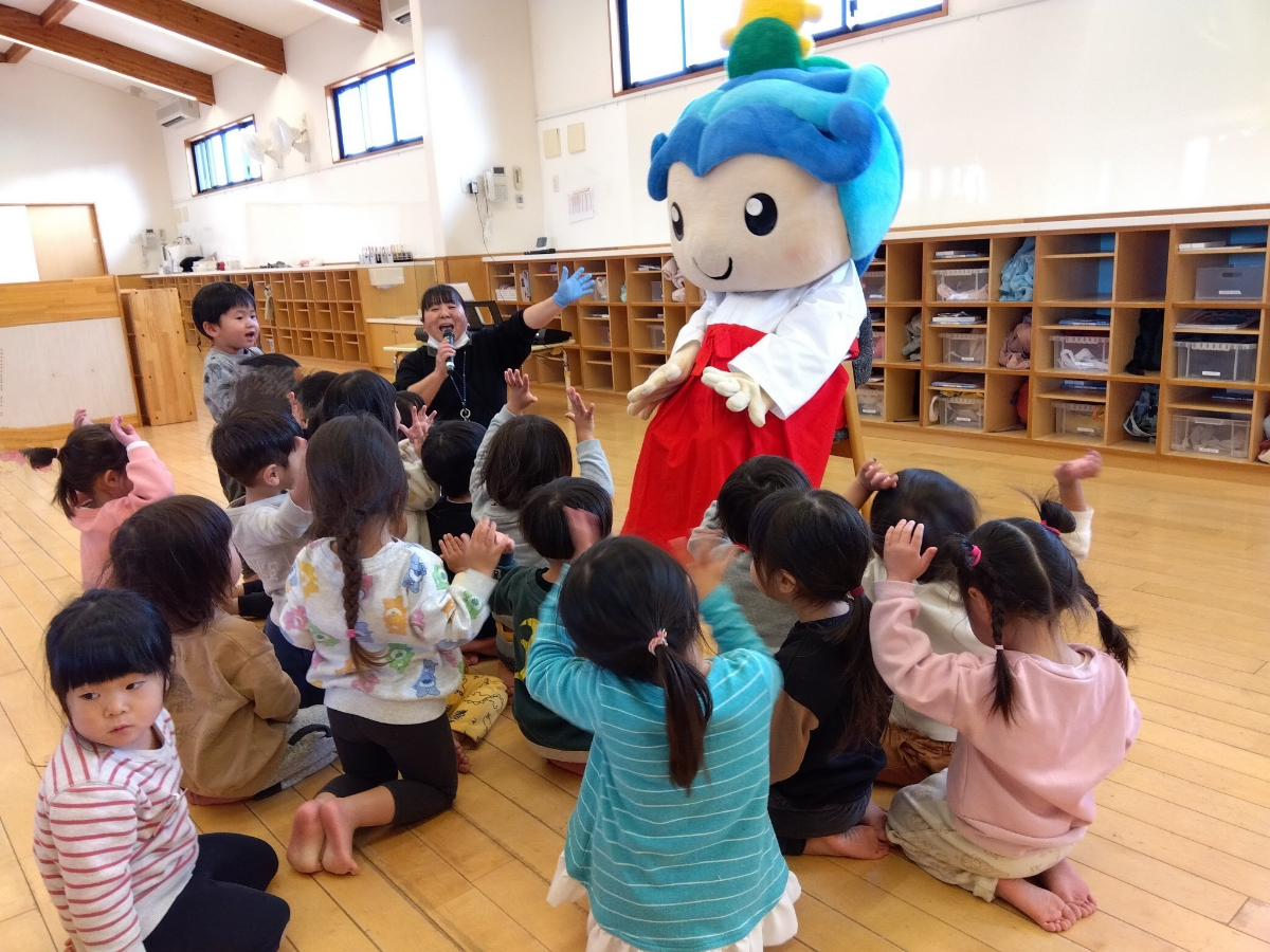 いっちゃんと対面する子どもたち