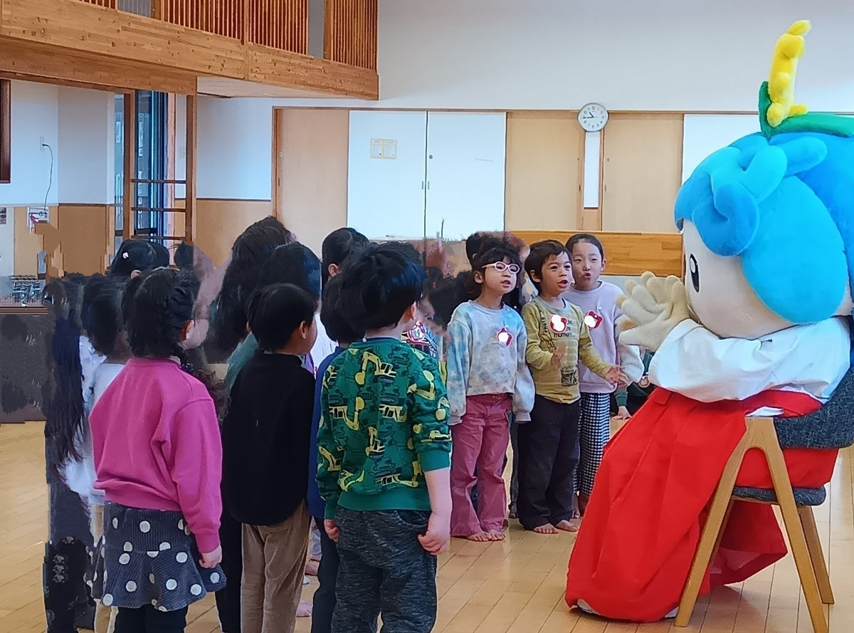 いっちゃんに歌をプレゼントする子どもたち