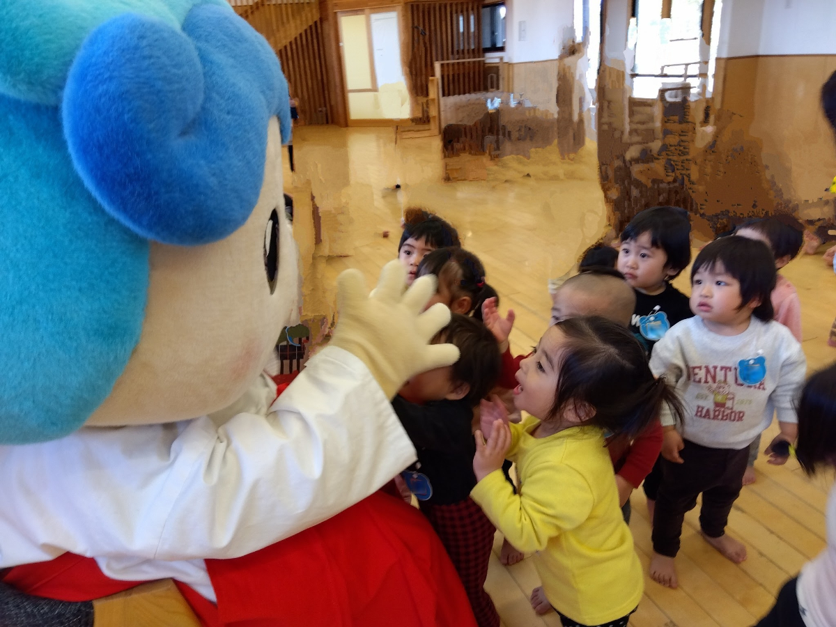 いっちゃんとハイタッチでお別れする様子