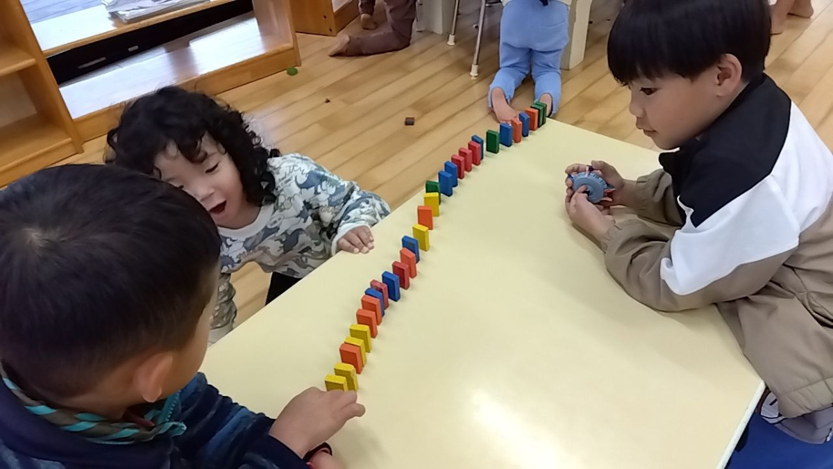 室内で友だちと遊ぶ様子