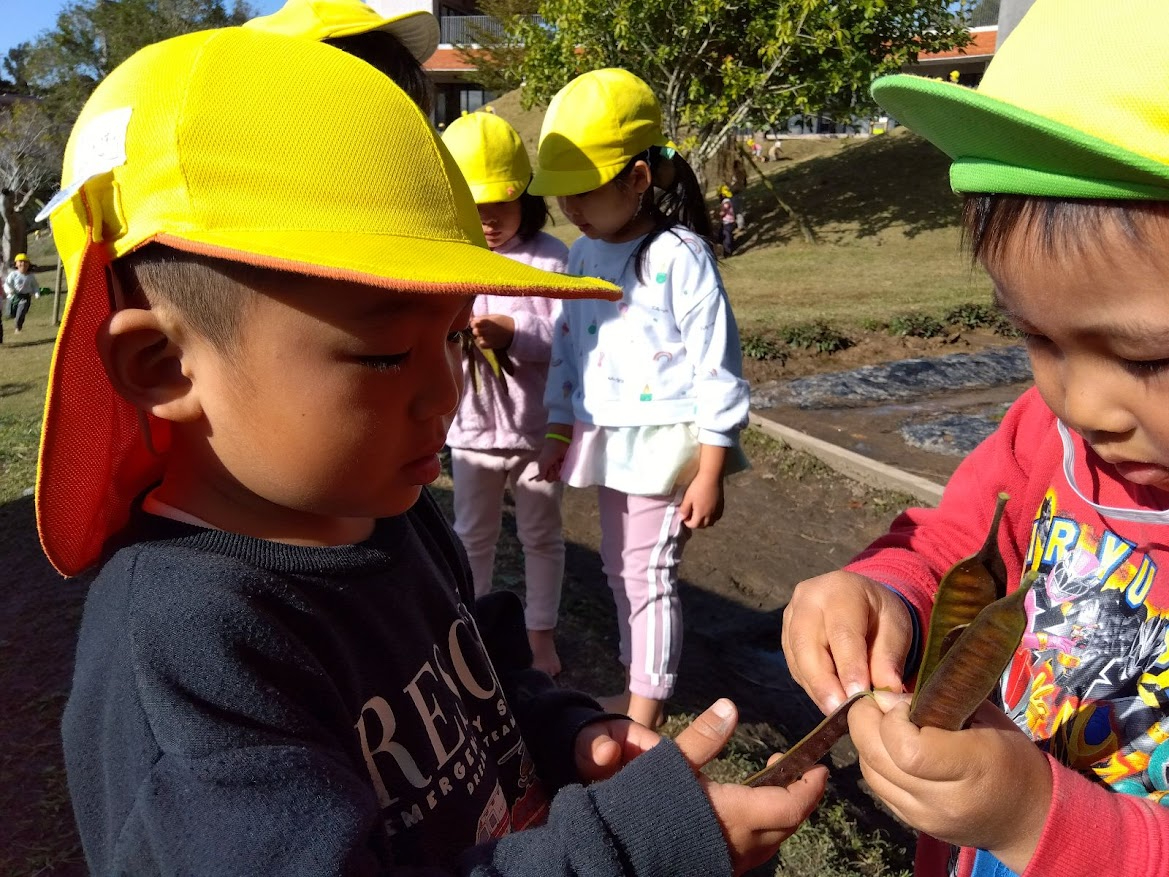 屋外での友だちとの触れ合い