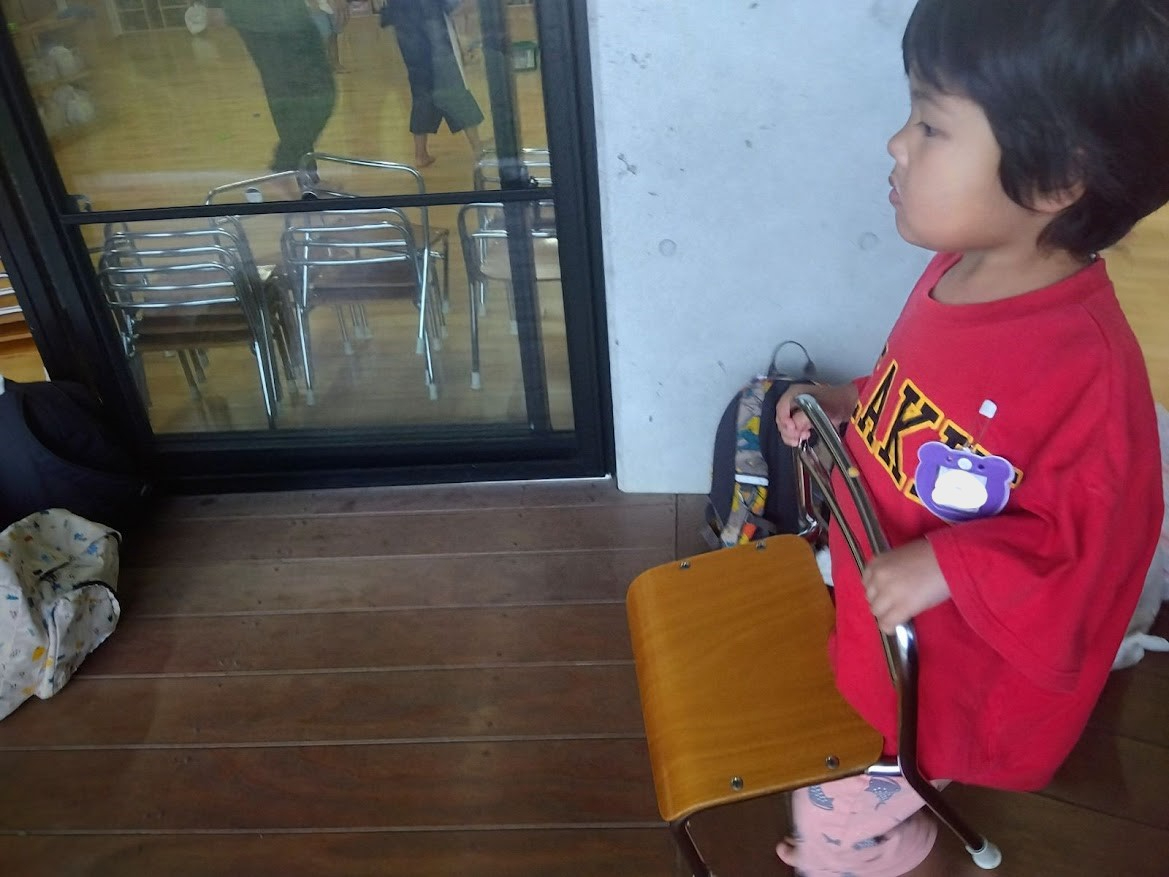 イスを運ぶ子ども