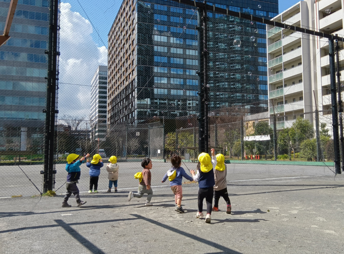 シャボン玉で遊ぶ様子