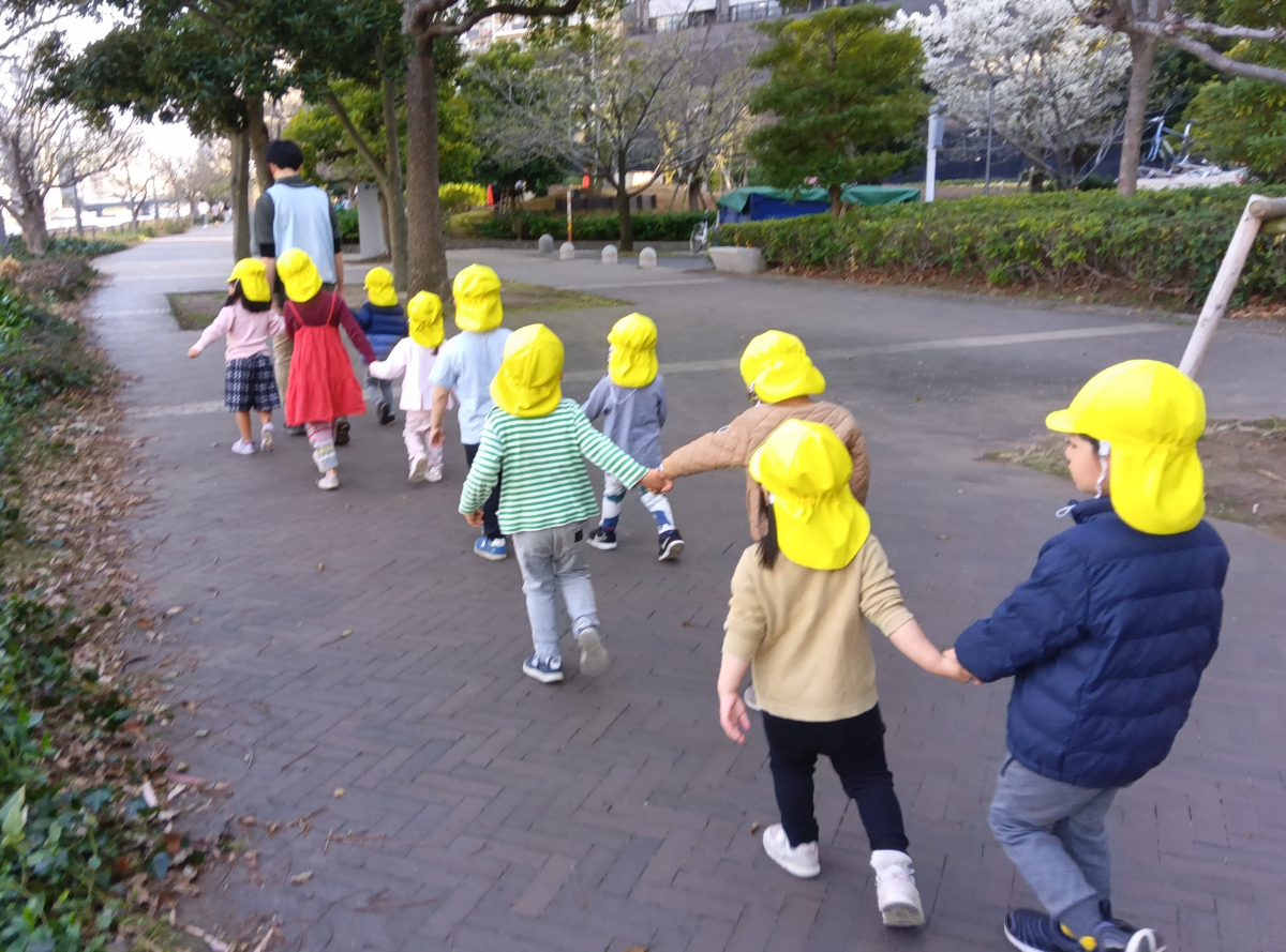 手をつないで散歩する子どもたち