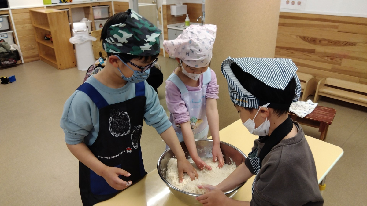 お米を研ぐ子どもたち