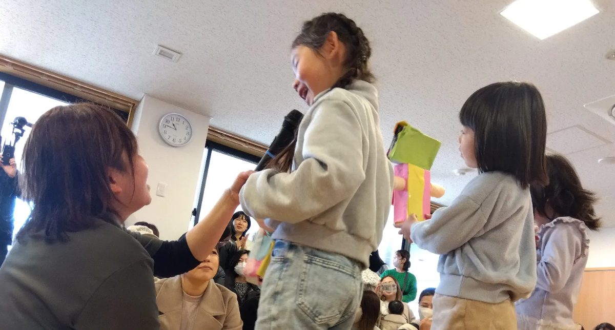 マイクを向けられる子ども