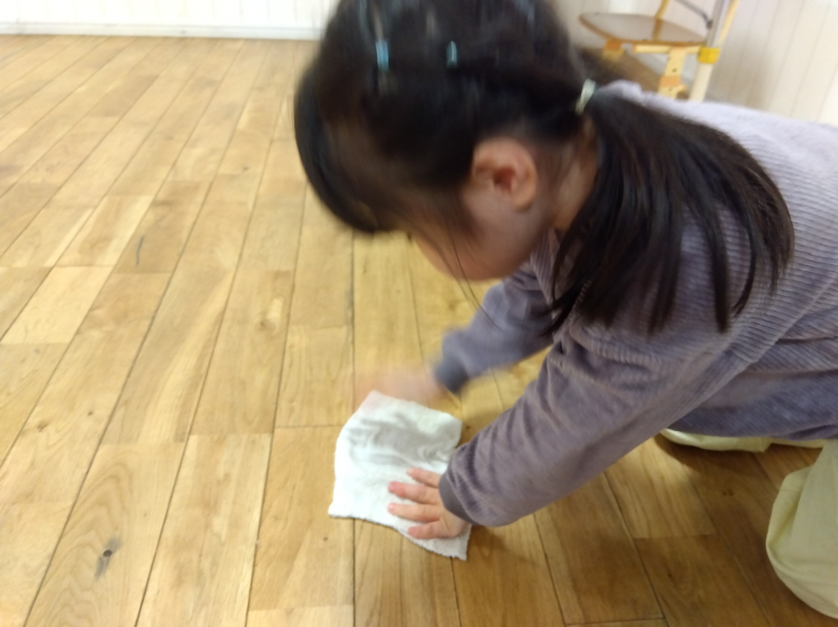 雑巾がけをする子ども