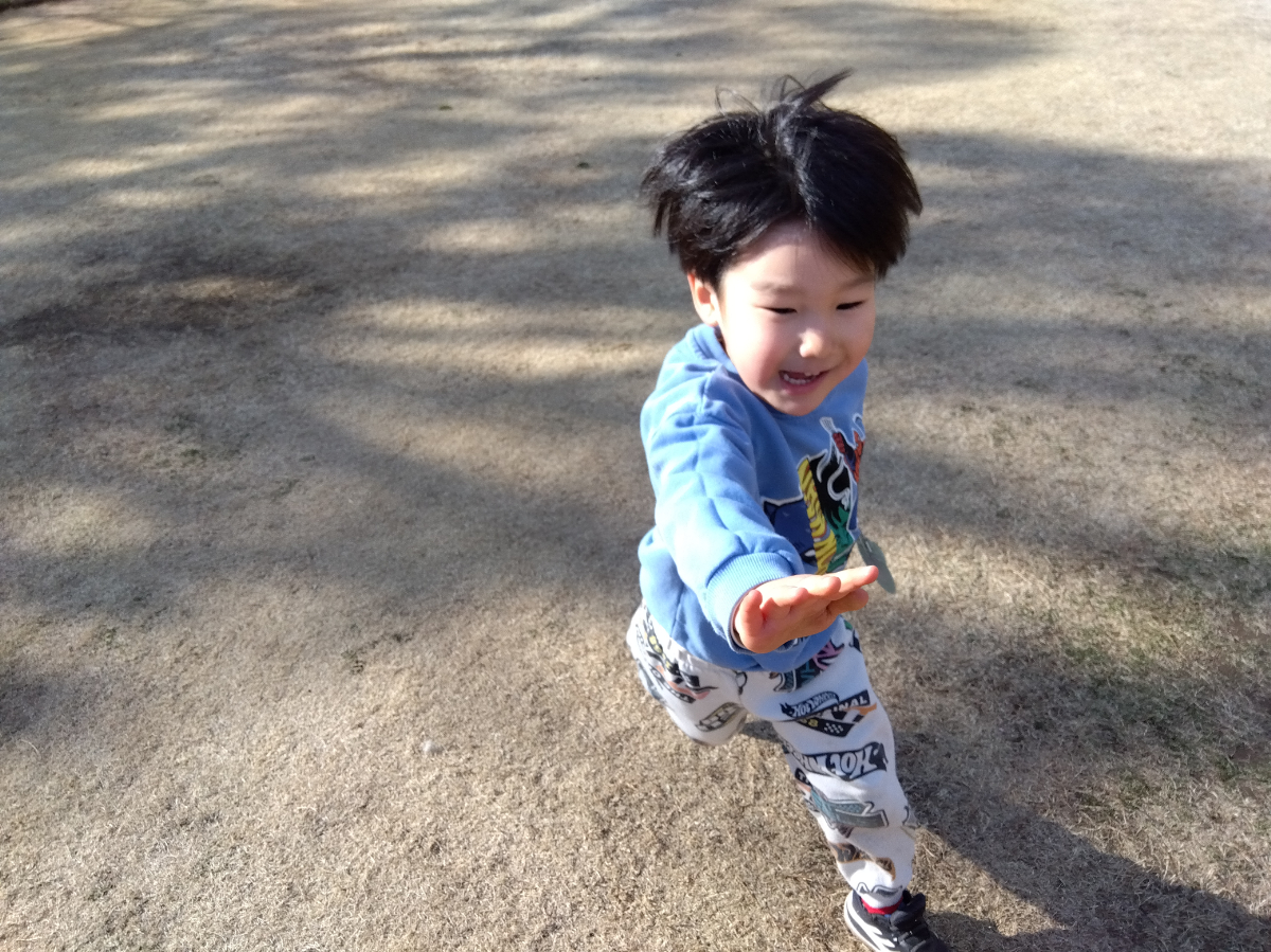 鬼ごっこをする様子