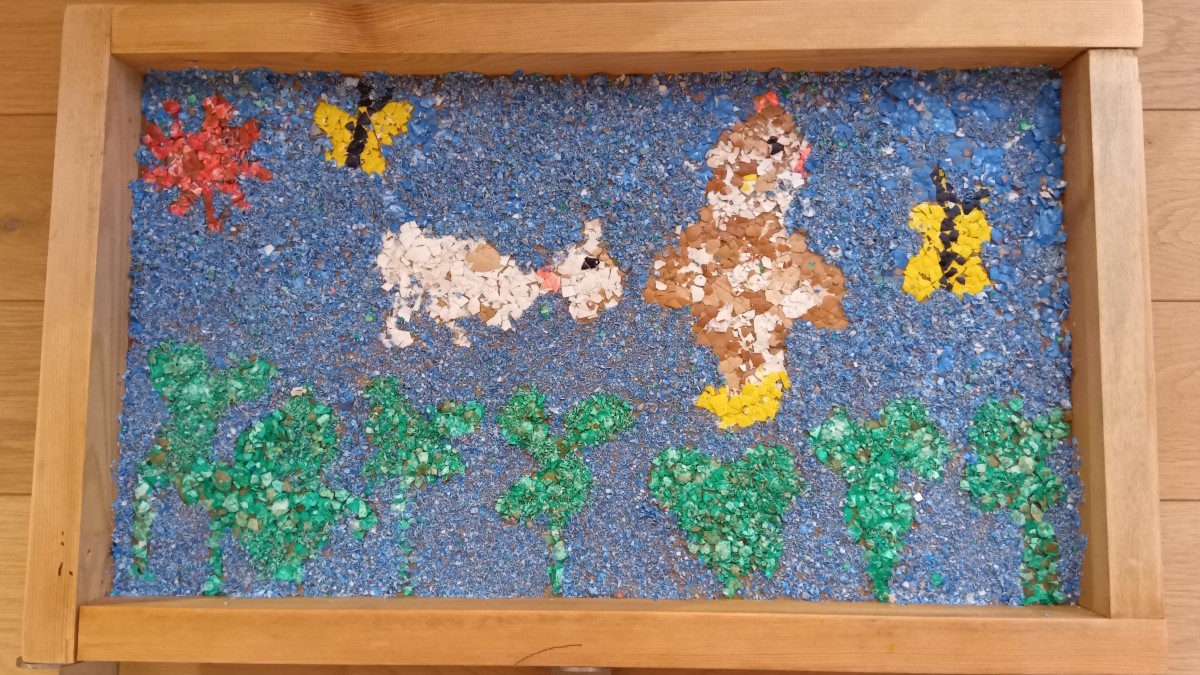 着色した卵の殻で作ったモザイクアート