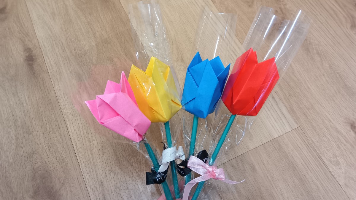 一輪ずつラッピングされたチューリップの折り紙
