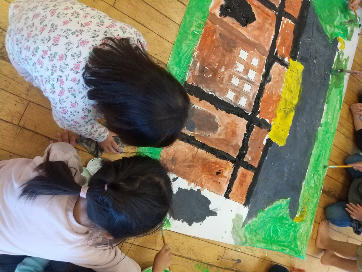 みんなで背景の絵を描く様子