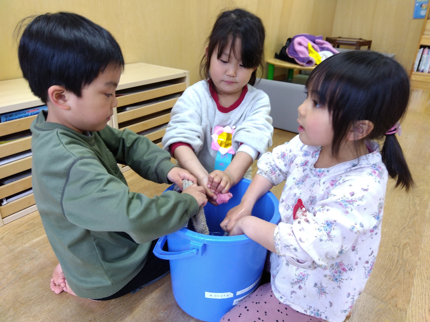 雑巾を絞る子どもたち
