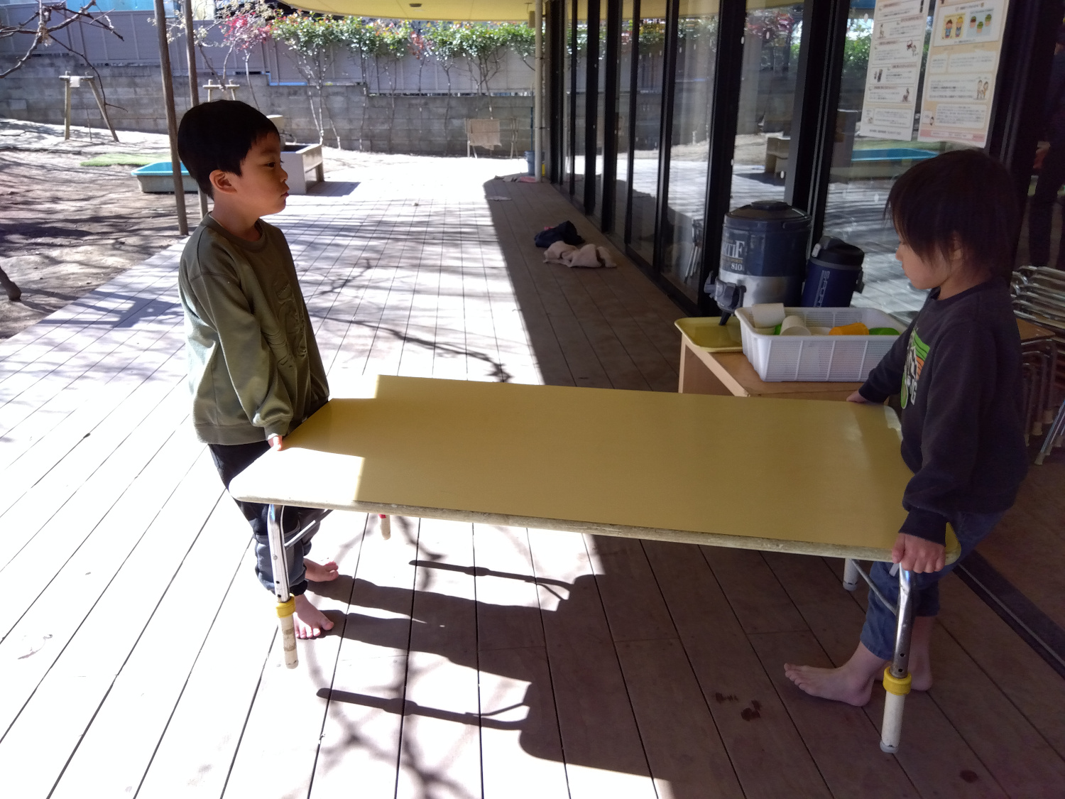 協力して机を運ぶ子どもたち