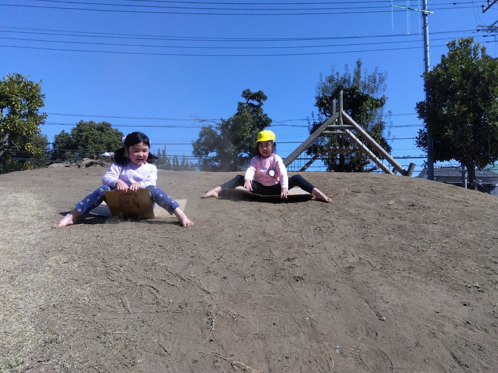 芝すべりをする子ども