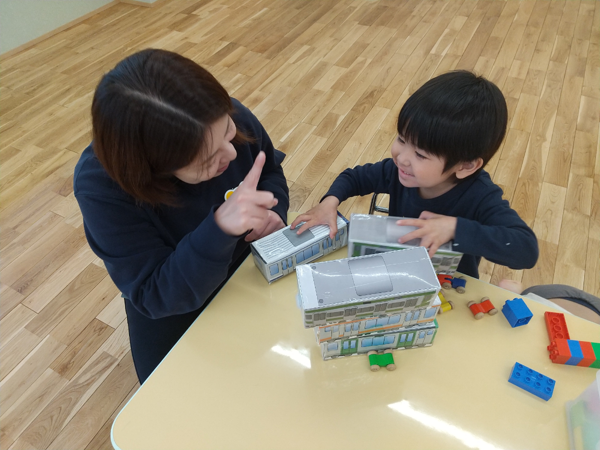 子どもとスタッフが話している様子