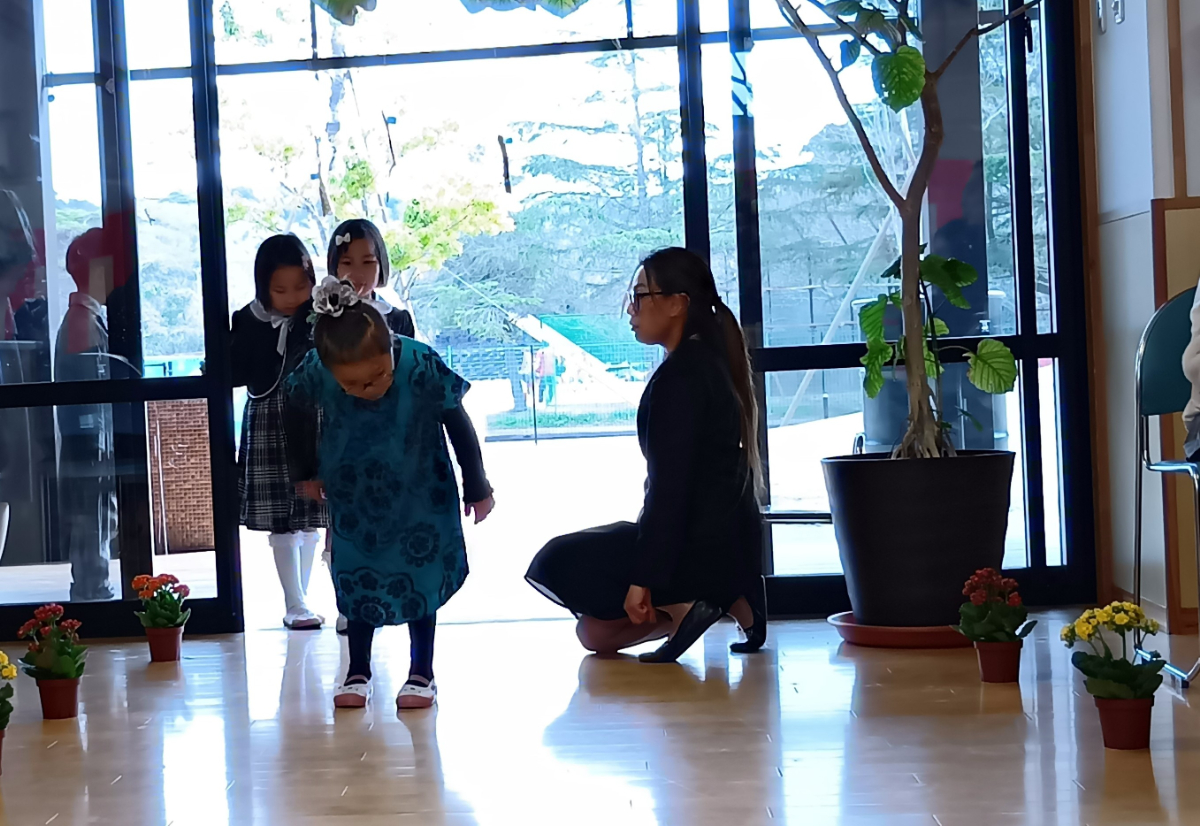 入場する子どもたち