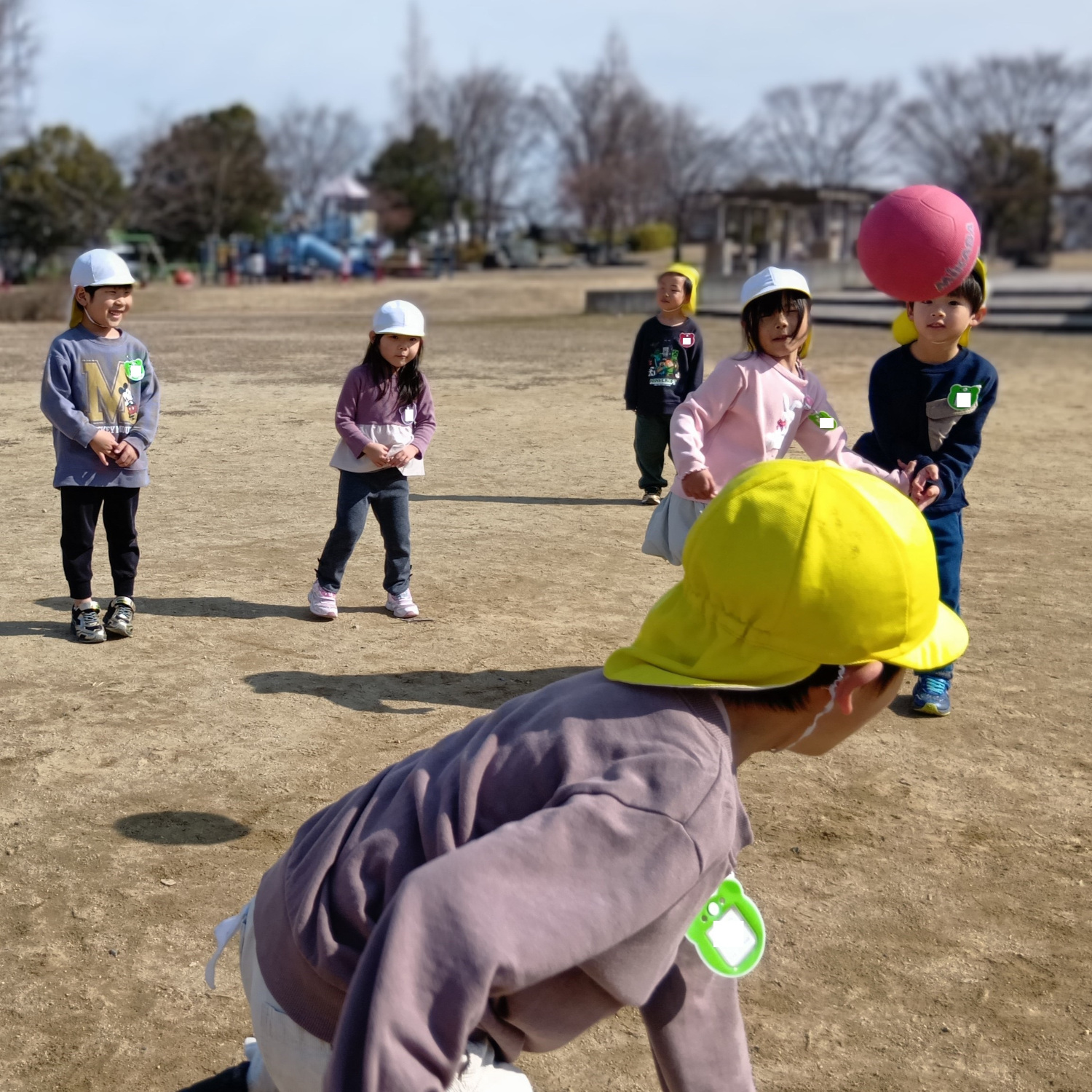 公園でボール遊びをする子どもたち