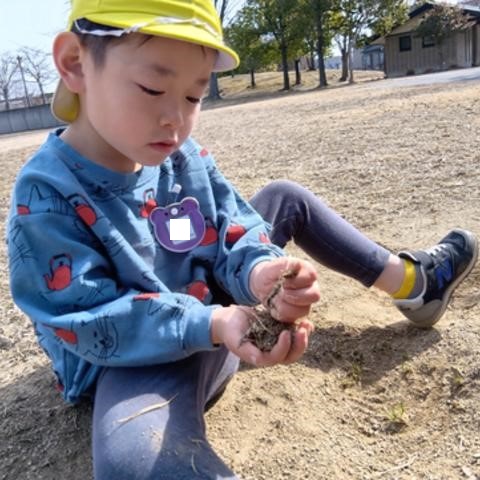 公園の土で遊ぶ子ども