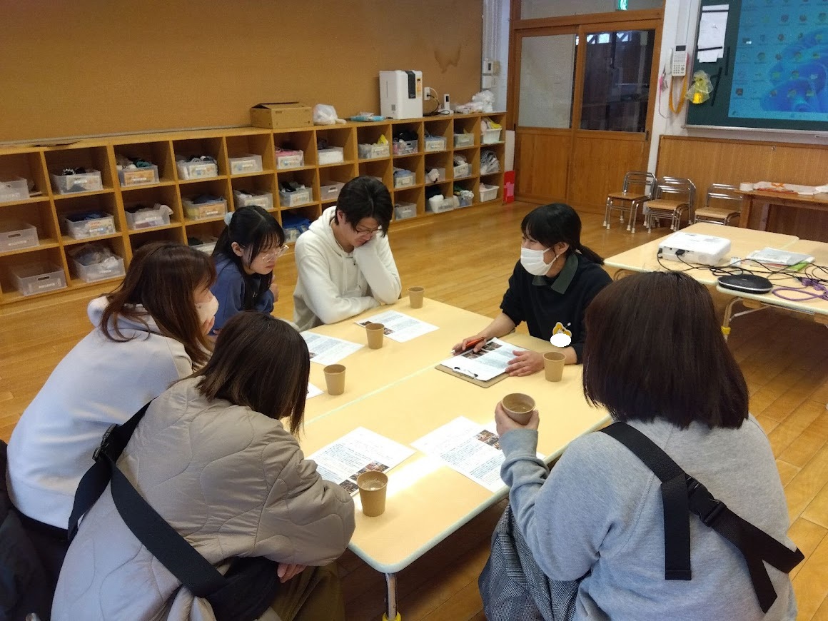 子どもたちの写真を見る保護者の様子