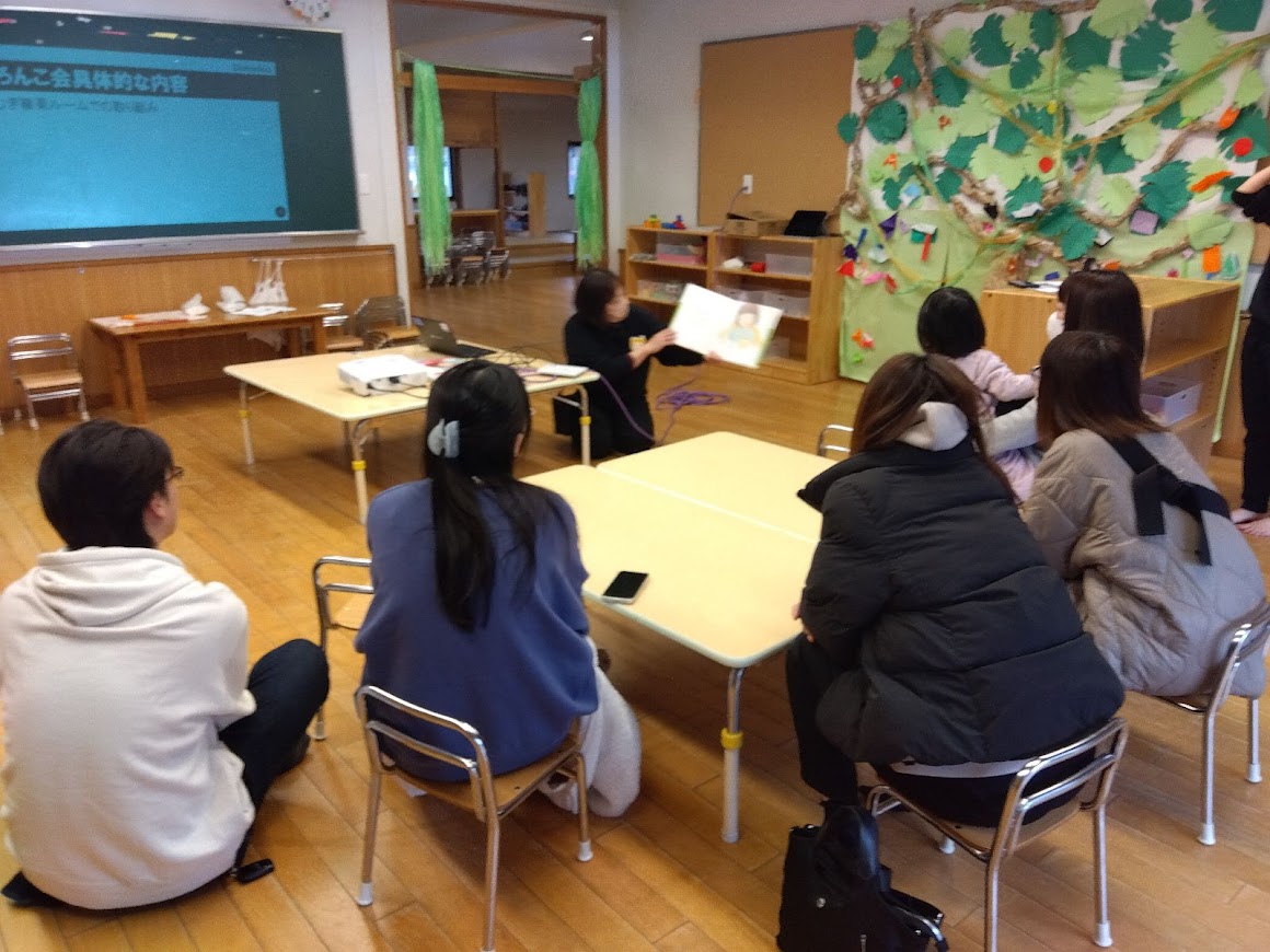 絵本の読み聞かせの様子