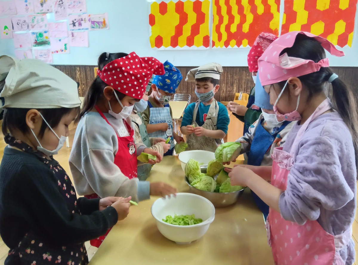 みそ汁作りをする様子