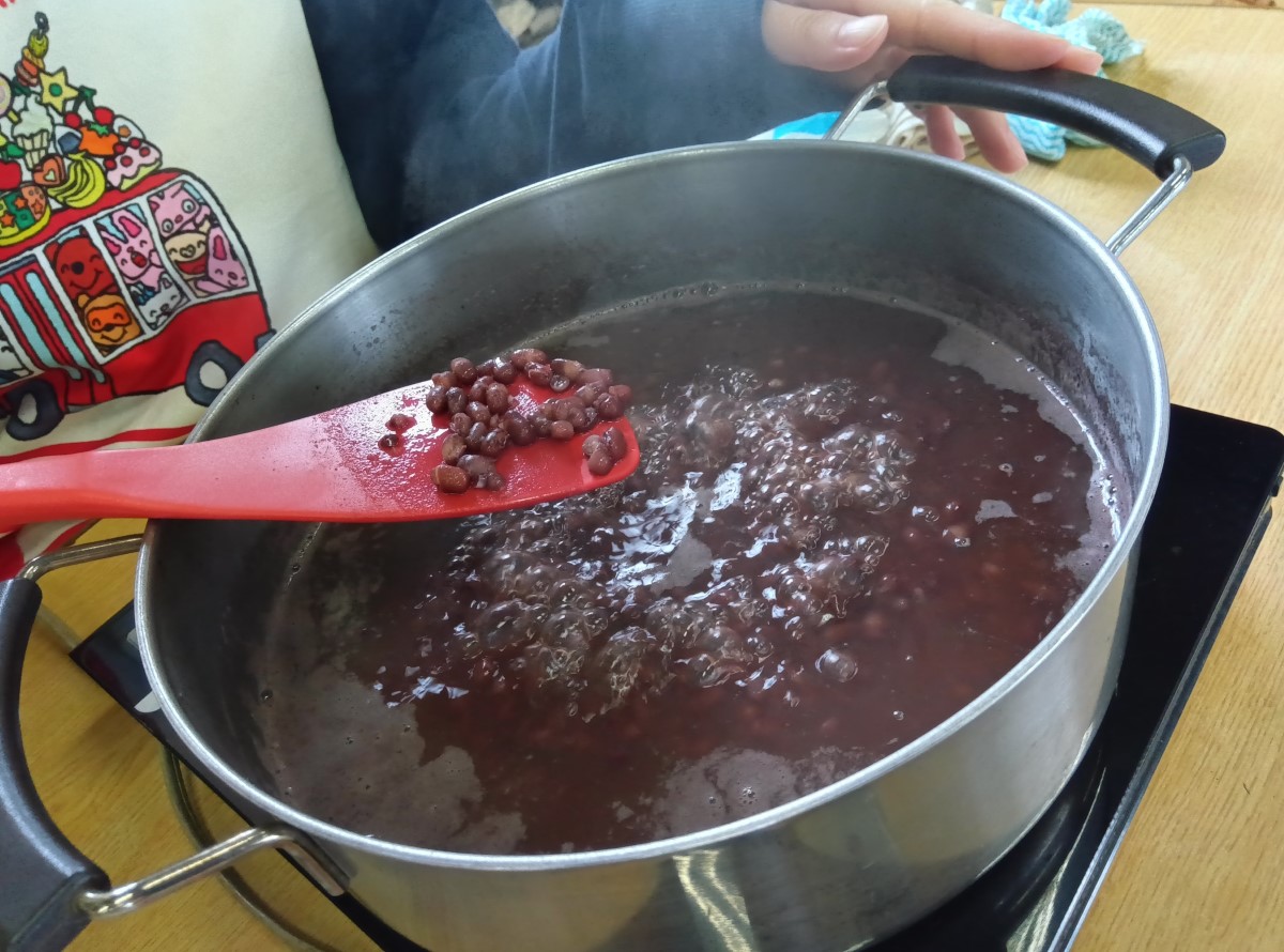 鍋で小豆を煮詰める様子