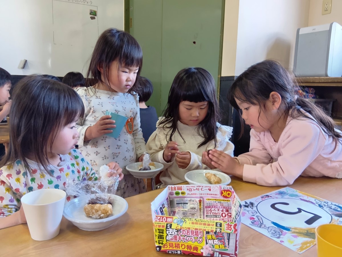 ぼたもちを作る子どもたち