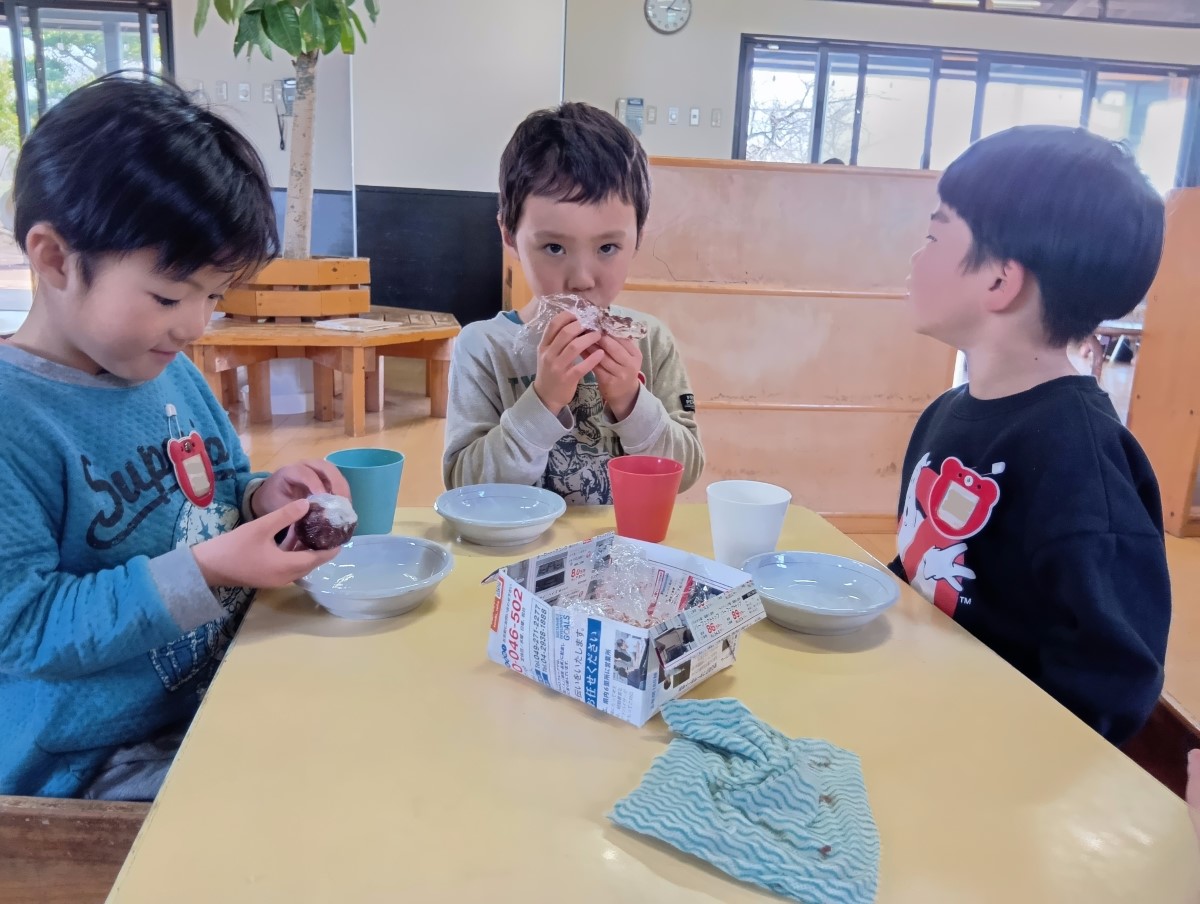 ぼたもちを食べる子どもたち