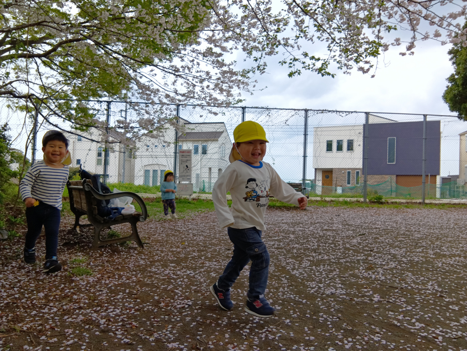 蝶を追いかける子どもたち