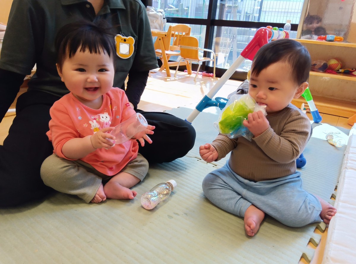 おもちゃで遊ぶ子どもたち