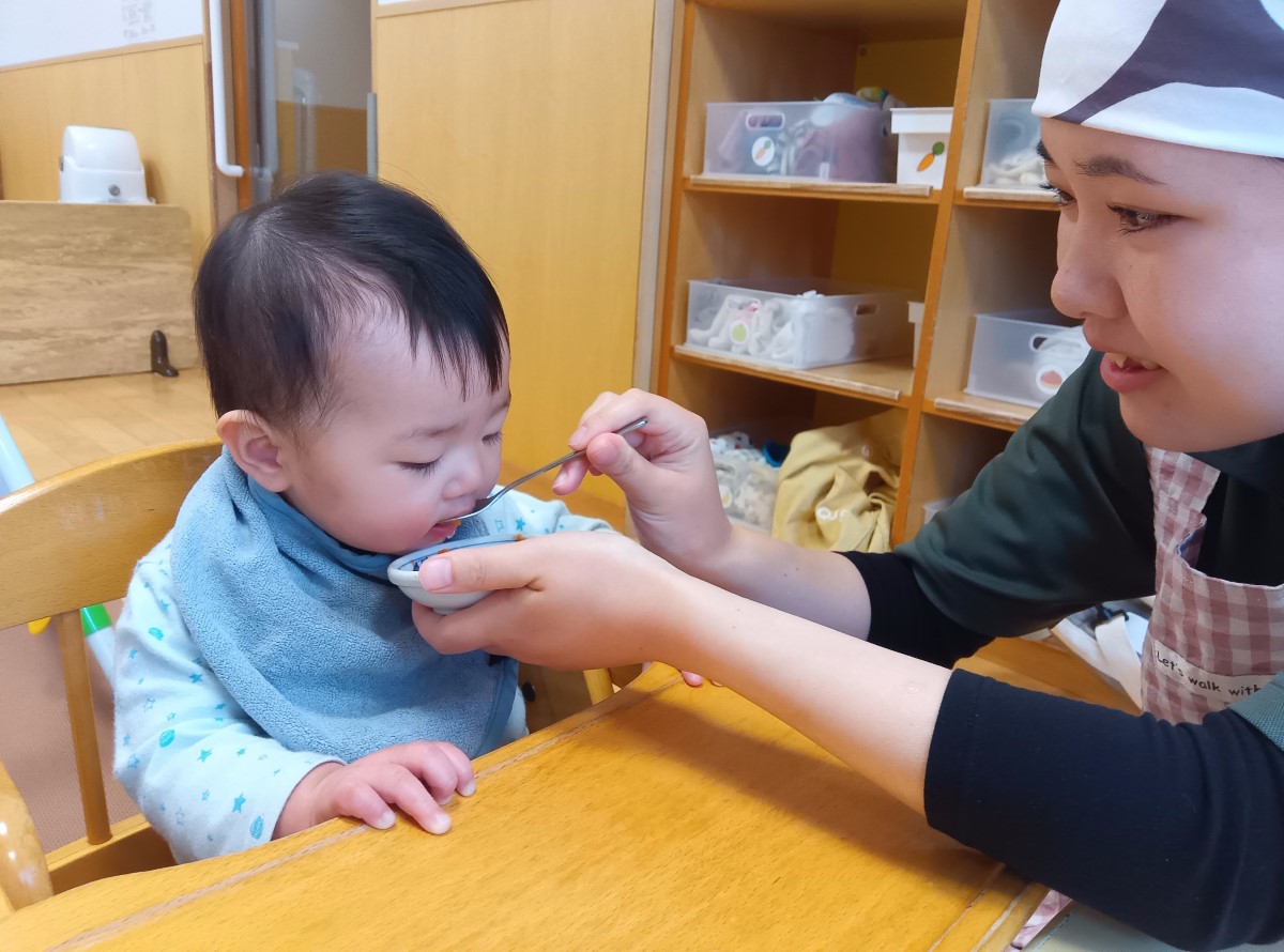 給食を食べる子ども