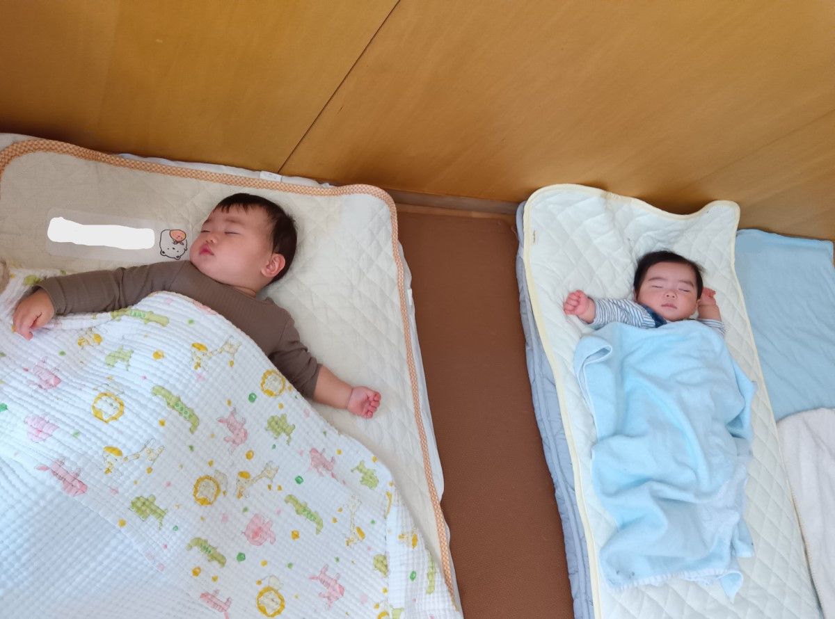 すやすやと眠る子どもたち